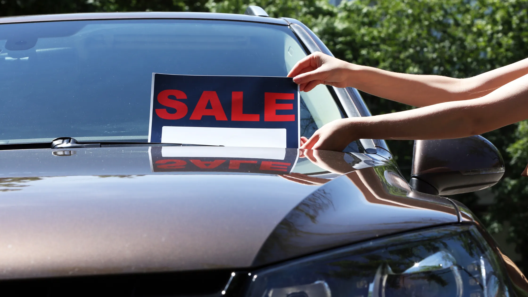 ¿Puedo poner un cartel de “Se vende” en mi coche sin que me multen? 