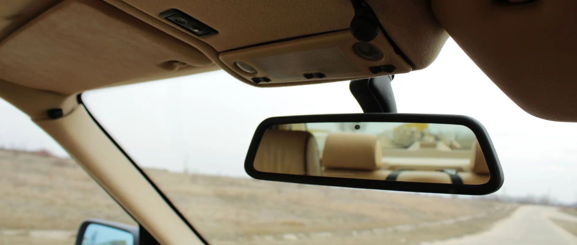 El uso del retrovisor derecho también es obligatorio si el espejo interior no puede utilizarse. El uso del retrovisor derecho también es obligatorio si el espejo interior no puede utilizarse.
