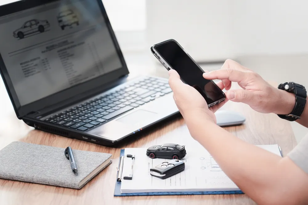 Con el ordenador o con el móvil es posible vender el coche online Con el ordenador o con el móvil es posible vender el coche online